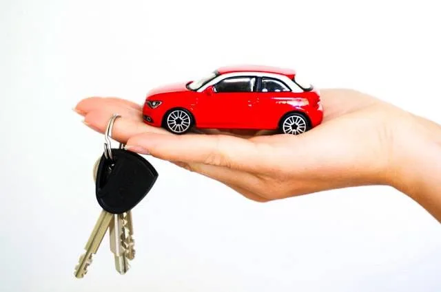Clés et voiture miniature pour la location de véhicules